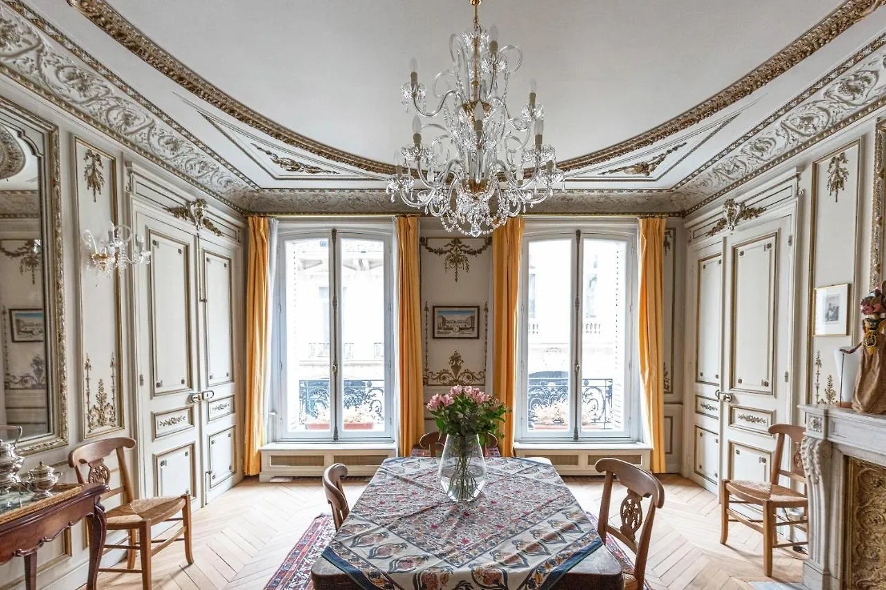 Veeve - Classical Features In The 9Th Paris